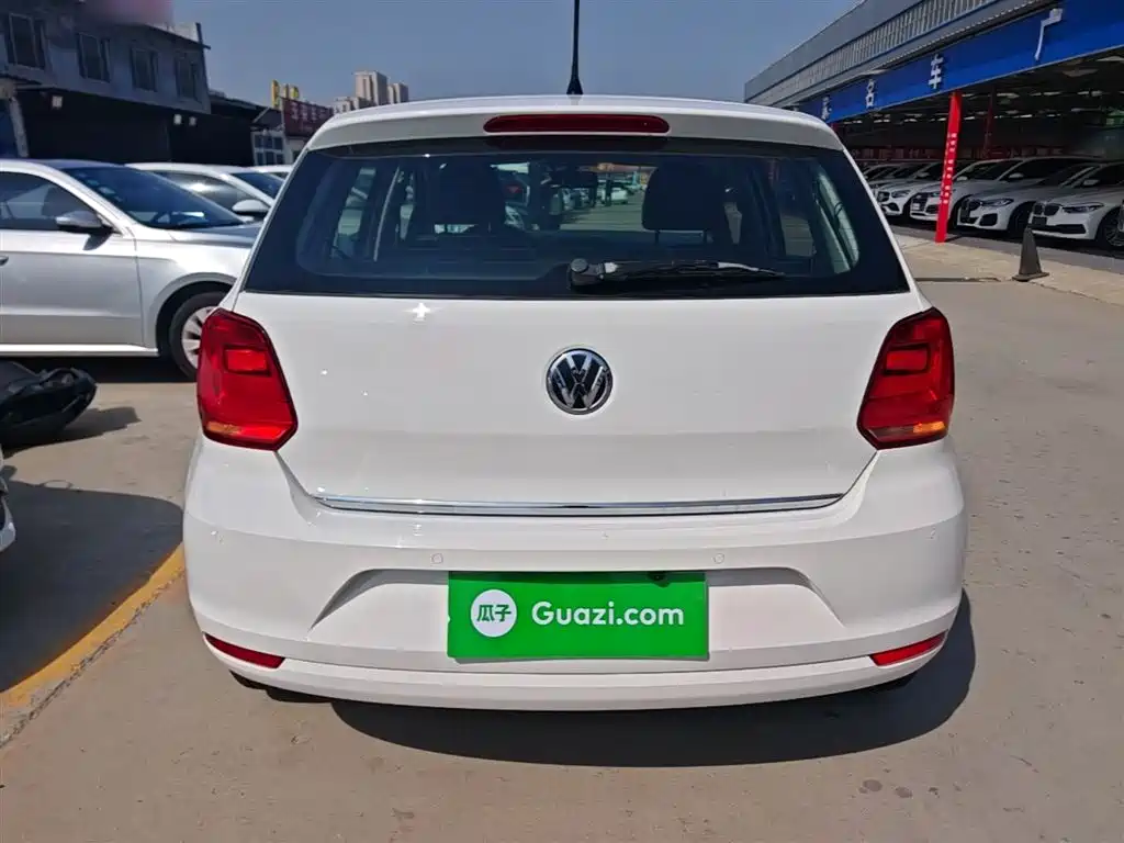 Volkswagen Polo 2014 1.4L Automatic Luxury Edition фото 6