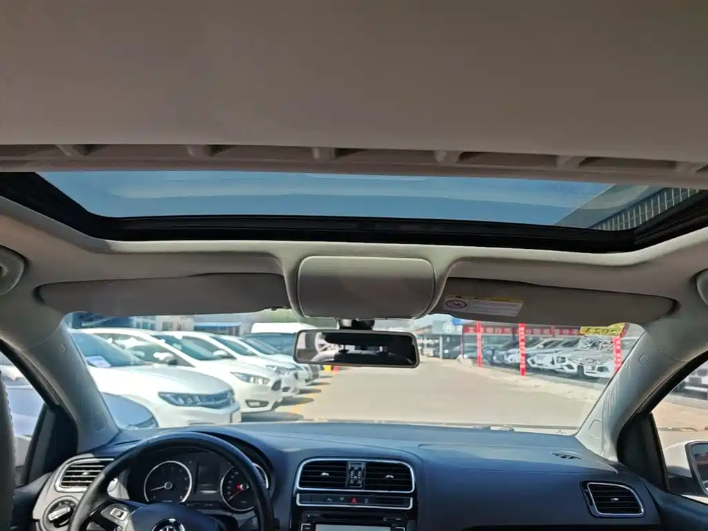 Volkswagen Polo 2014 1.4L Automatic Luxury Edition фото 18