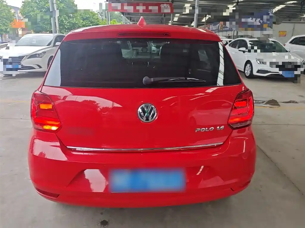 Volkswagen Polo 2014 1.6L Automatic Luxury Edition фото 6