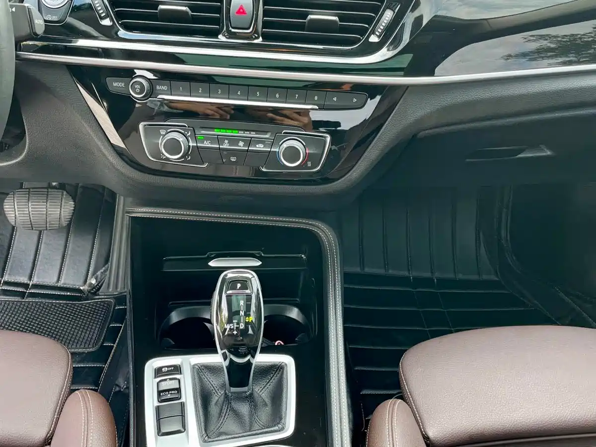 BMW 1 Series 2021 120i M Sport Shadow Edition фото 11
