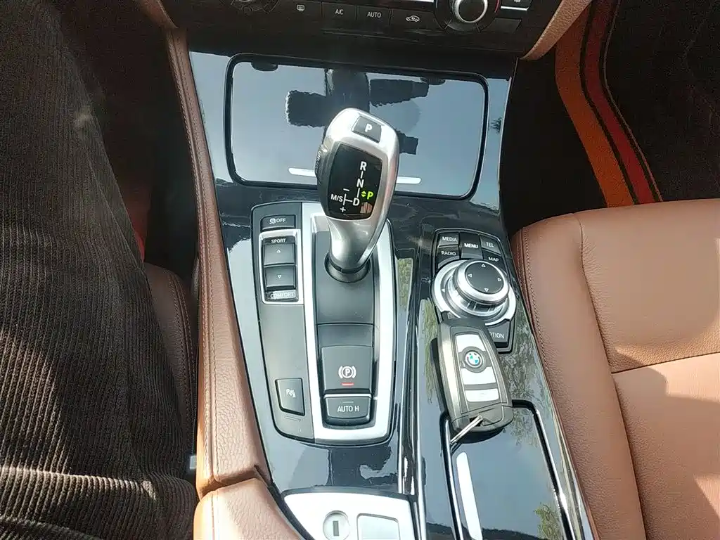 BMW 5 Series 2017 520Li Classic Edition фото 14