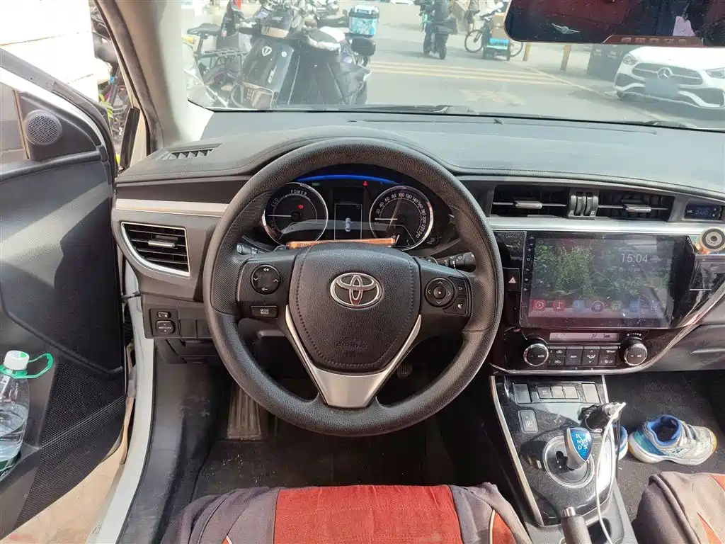 Toyota Corolla 2016 Hybrid 1.8L E-CVT Leading Edition фото 3