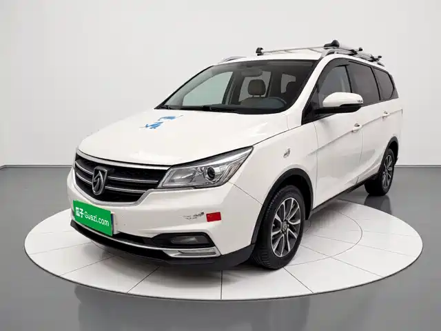Baojun 730 1.5L, Механика, Стиль, 7 мест