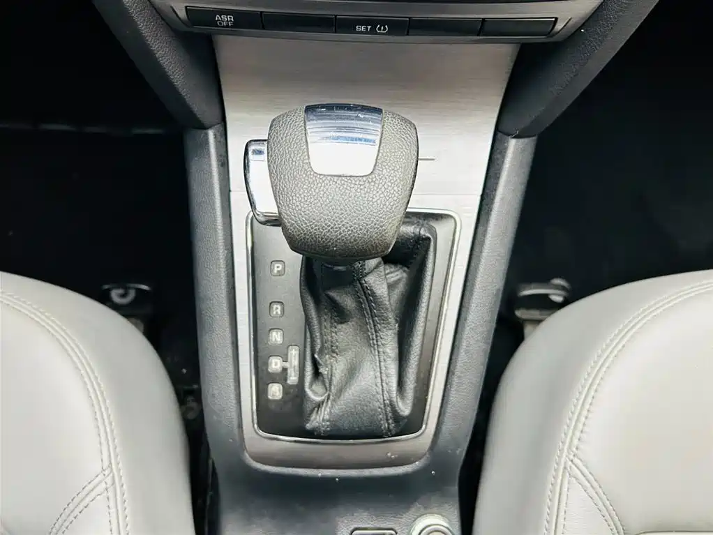 Škoda Octavia 2012 1.6L Auto Yijun Edition фото 17
