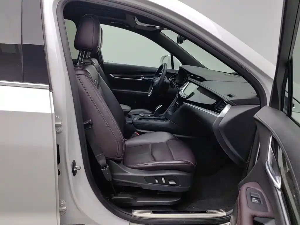 Фото 23 - Cadillac XT6