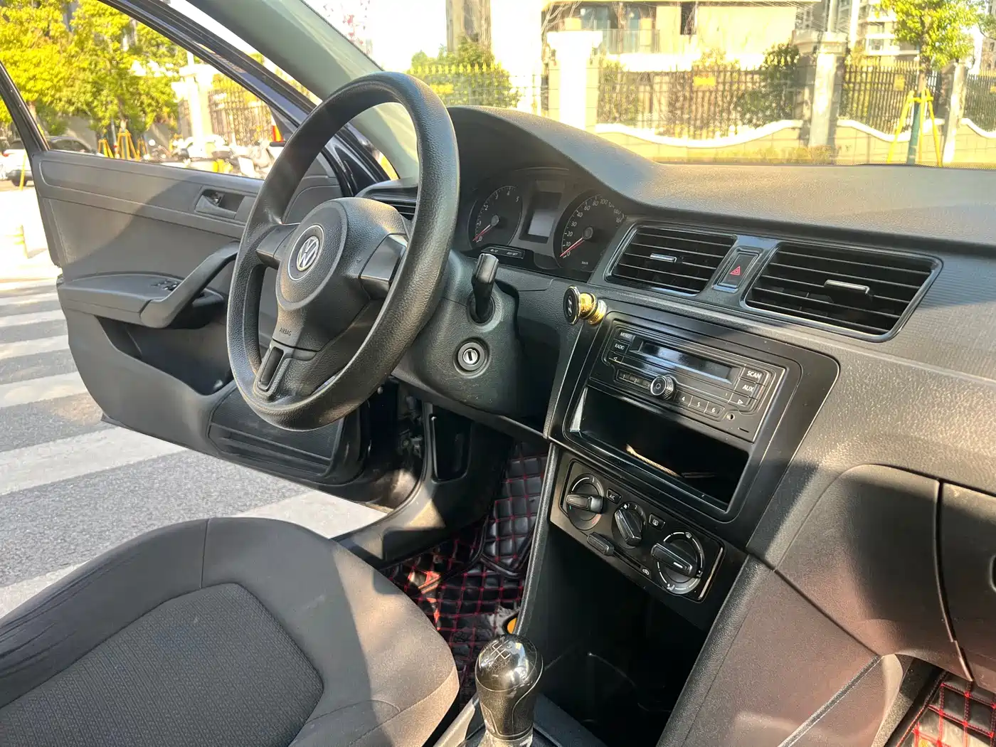 Volkswagen Santana 2013 1.6L Manual Trend Edition фото 12