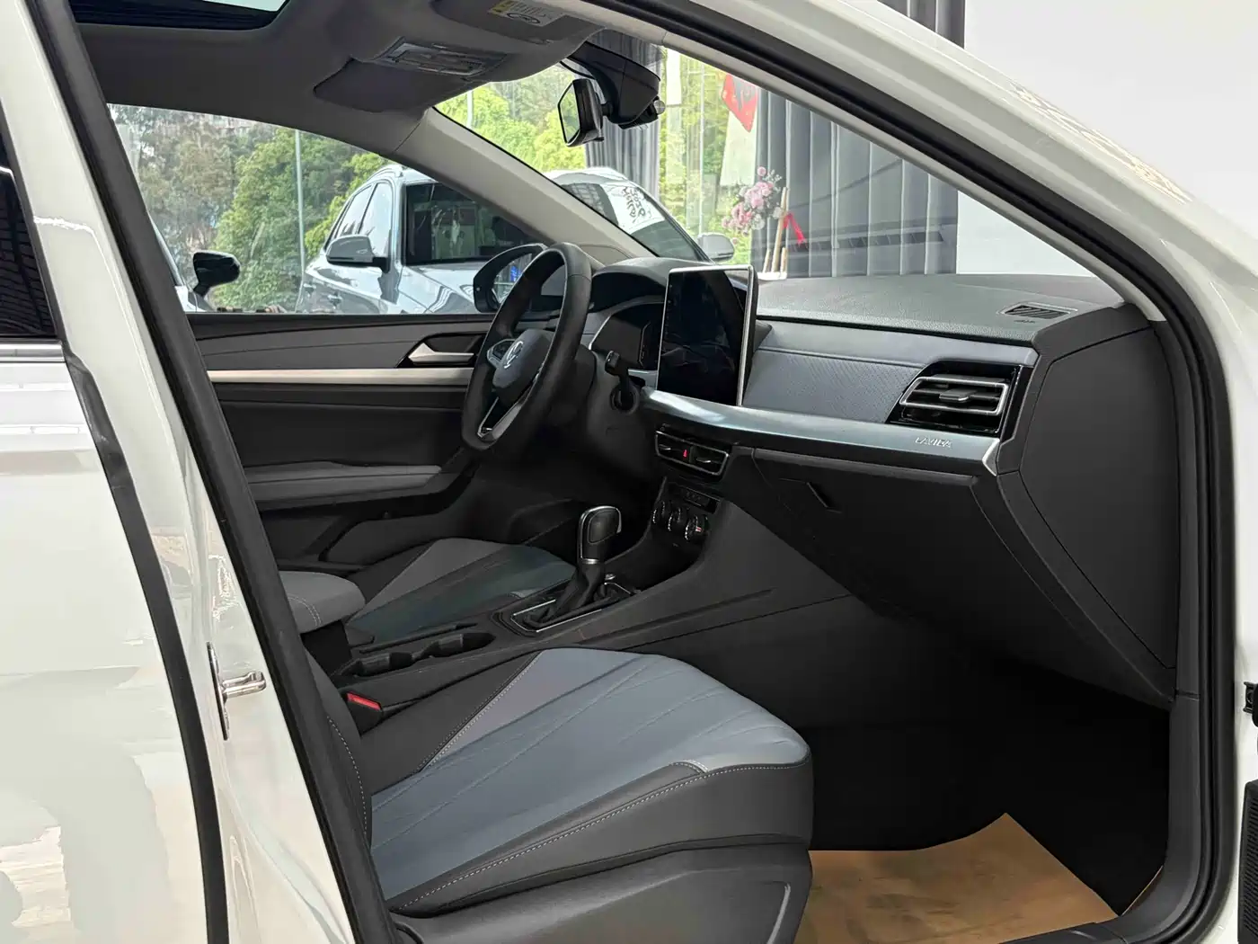 Volkswagen Lavida 2023 1.5L Automatic Starlight 5 Million Edition фото 29
