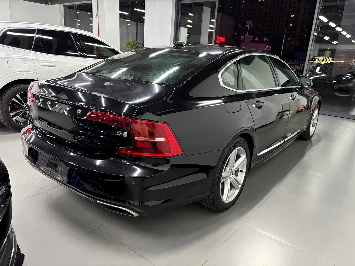 Фото 9 - Volvo S90