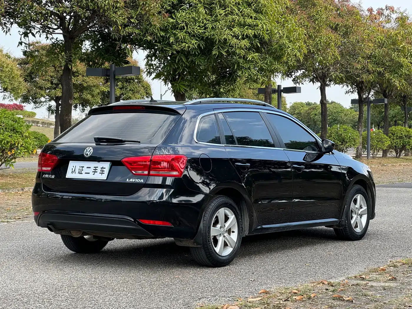 Volkswagen Lavida Tour 2015 1.6L Automatic Trend Edition фото 7