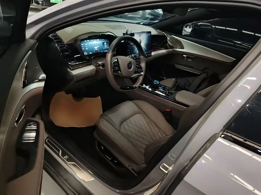 BYD Han 2025 DM-i 125KM Elite фото 15