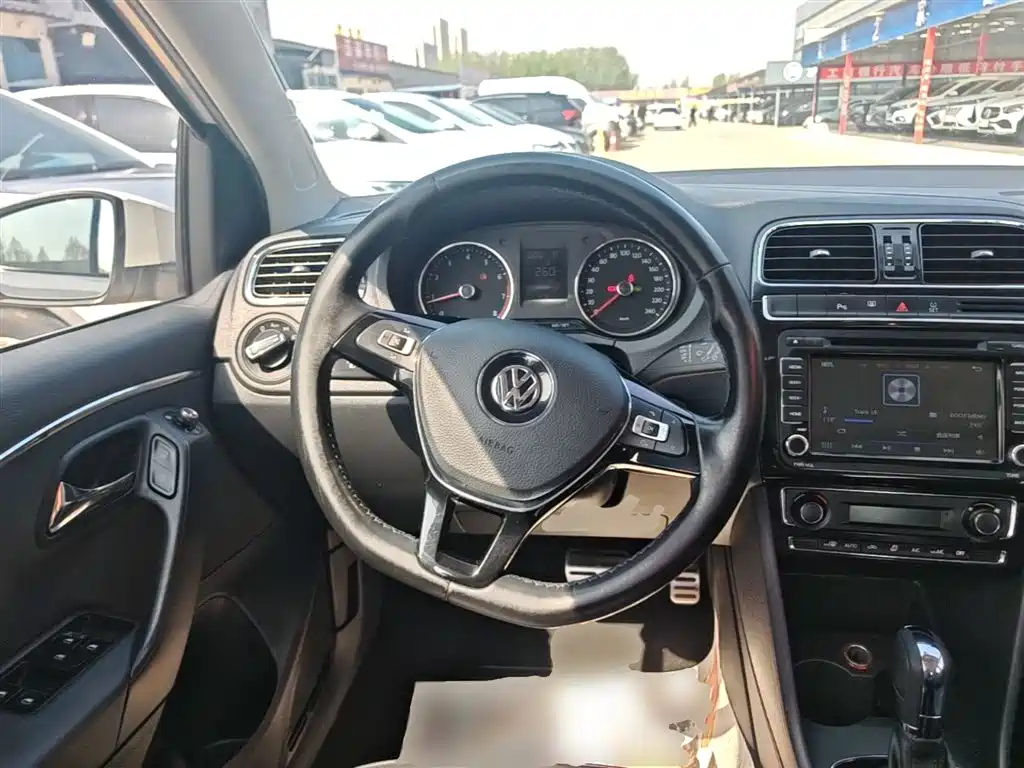 Volkswagen Polo 2014 1.4L Automatic Luxury Edition фото 11