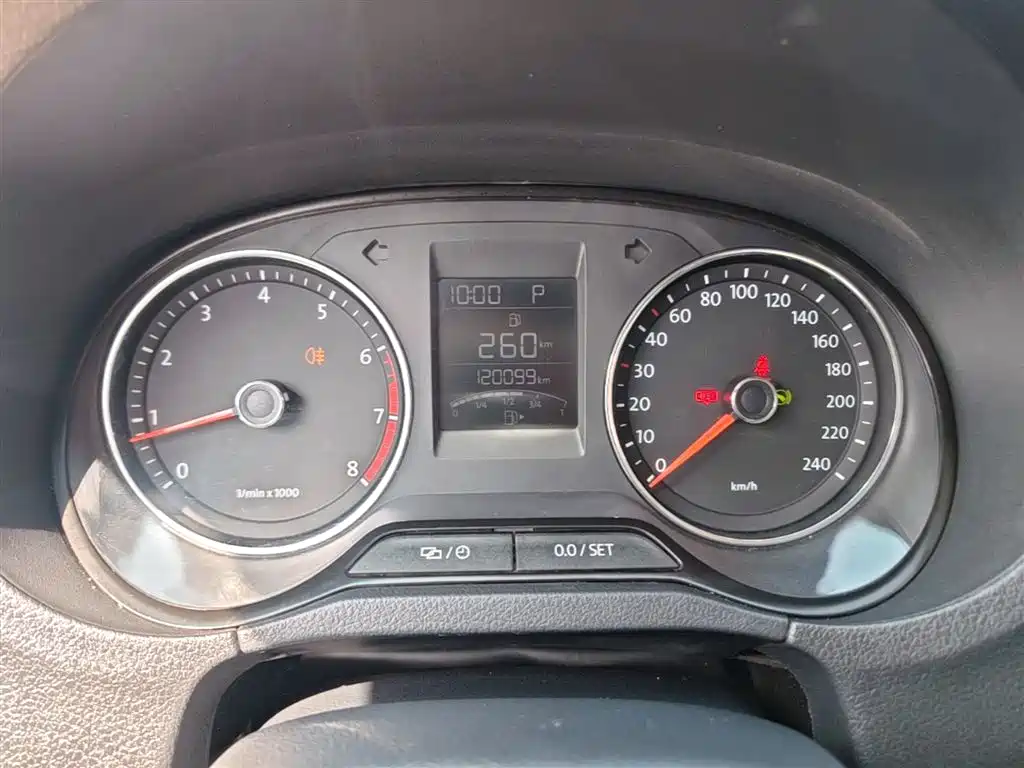 Volkswagen Polo 2014 1.4L Automatic Luxury Edition фото 12