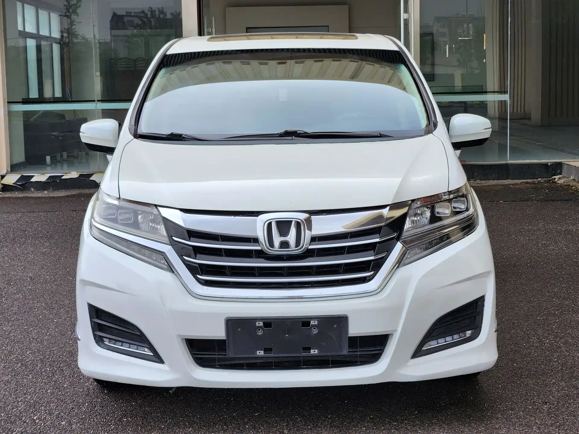 Фото 1 - Honda Elysion