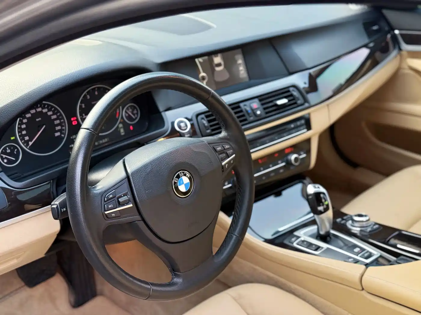 BMW 5 Series 2013 525Li Leadership фото 11