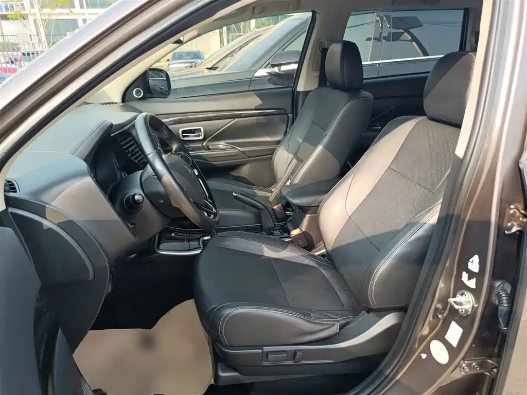 MITSUBISHI OUTLANDER