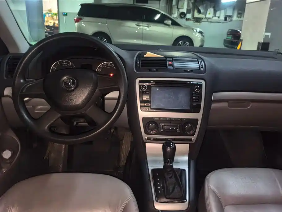 Škoda Octavia 2014 1.6L Auto Yijun Edition фото 13