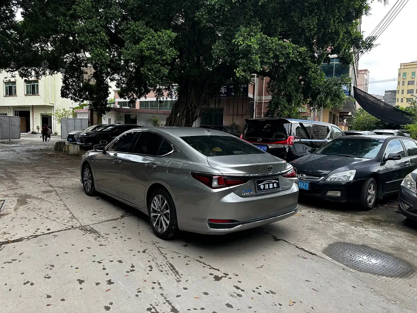 Photo 7 - Lexus ES