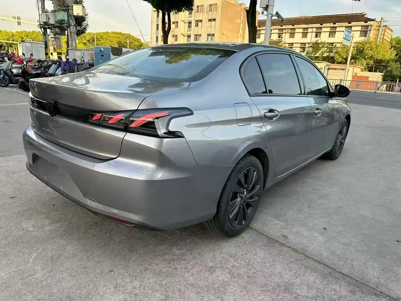 Peugeot 408 2022 1.6T Light Chaser Edition фото 4