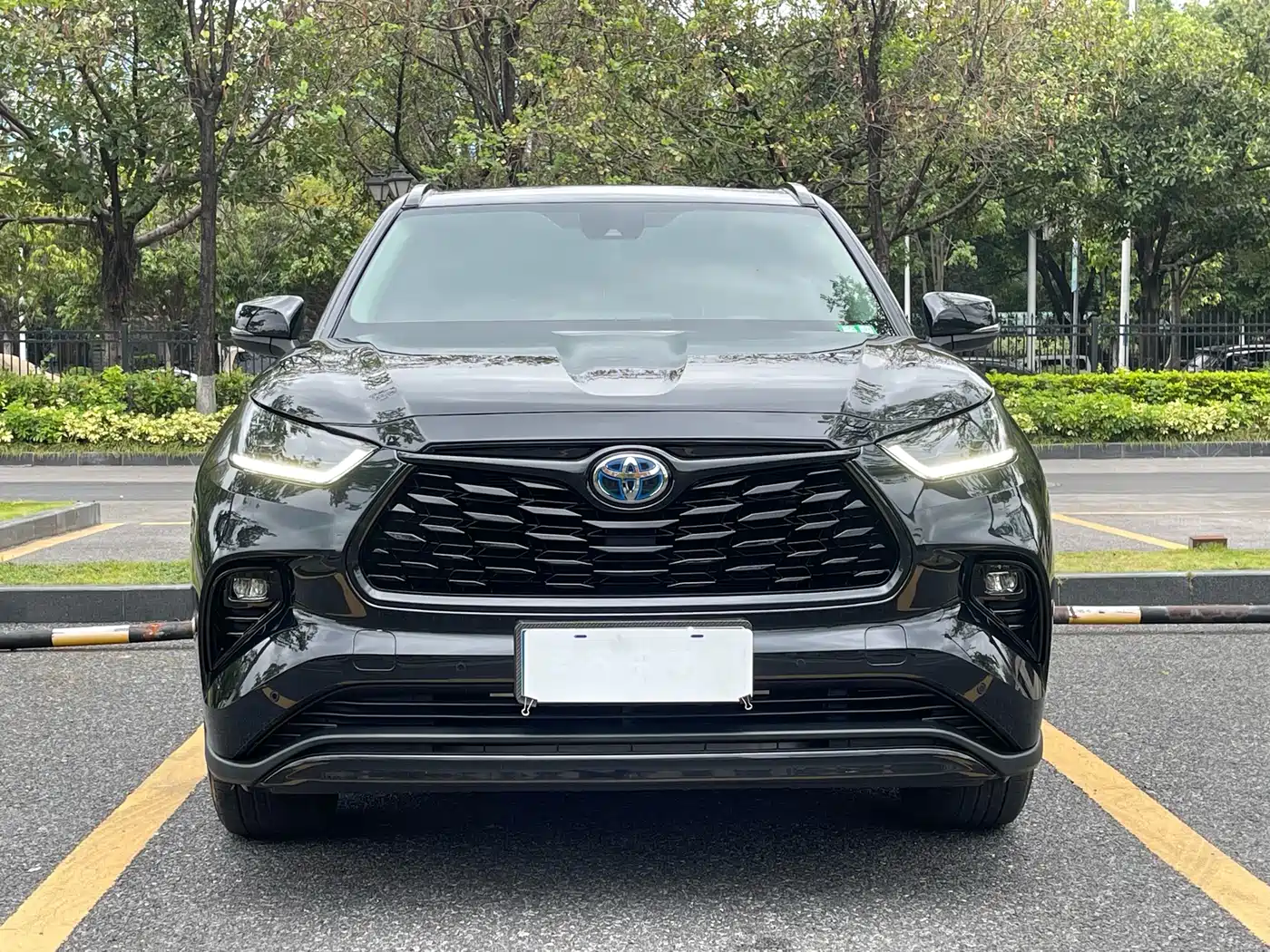 Toyota Highlander 2023 2.5L Smart Hybrid AWD Knight Edition 7-Seater фото 2