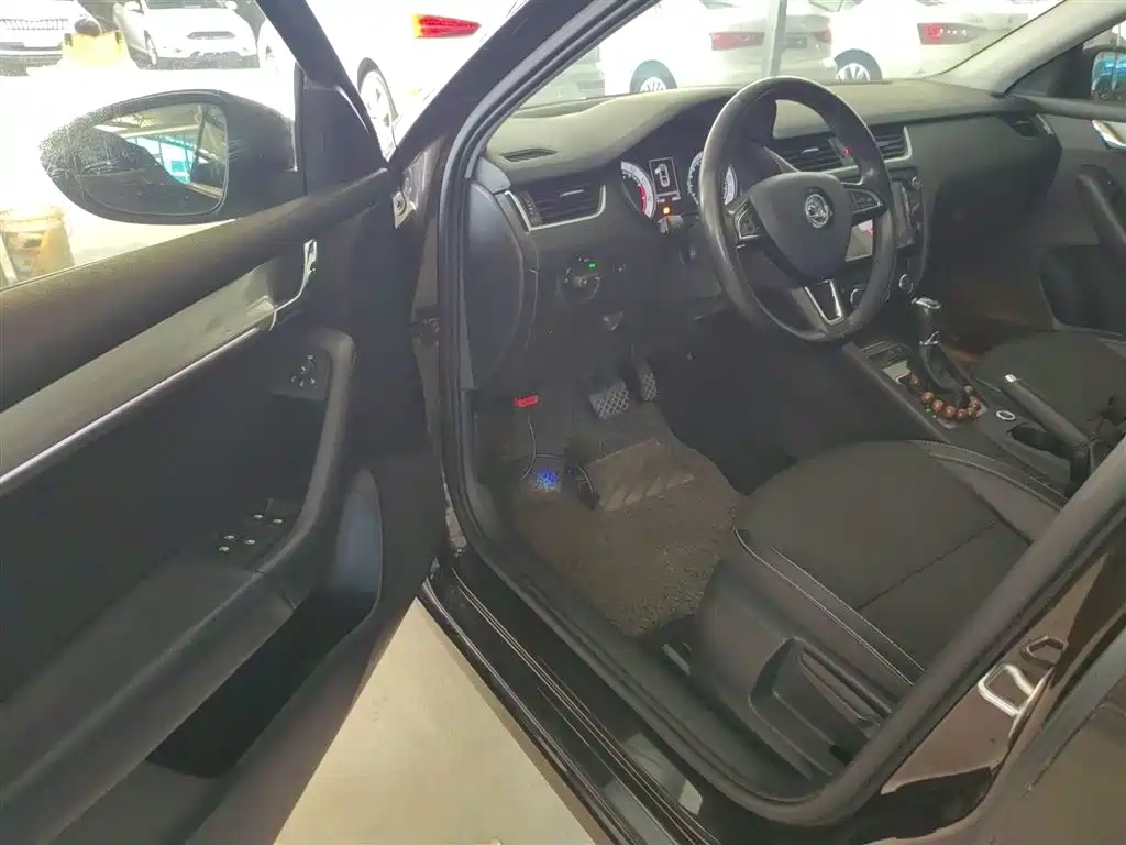 Škoda Octavia 2018 1.6L Automatic Luxury фото 12