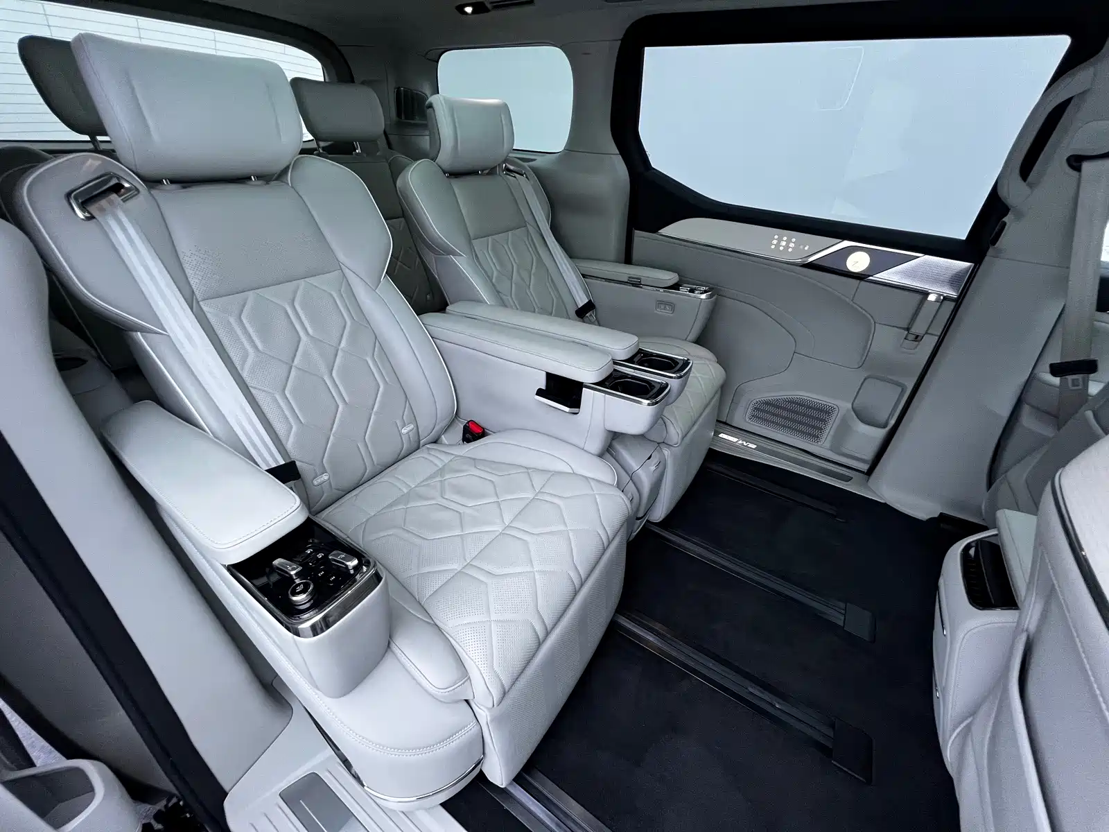 Фото 36 - Volvo EM90