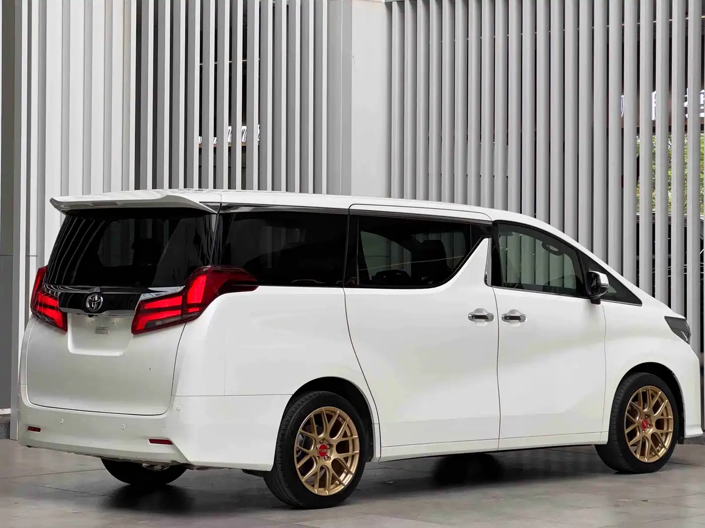 Toyota Alphard 2015 3.5L Premium Edition фото 4