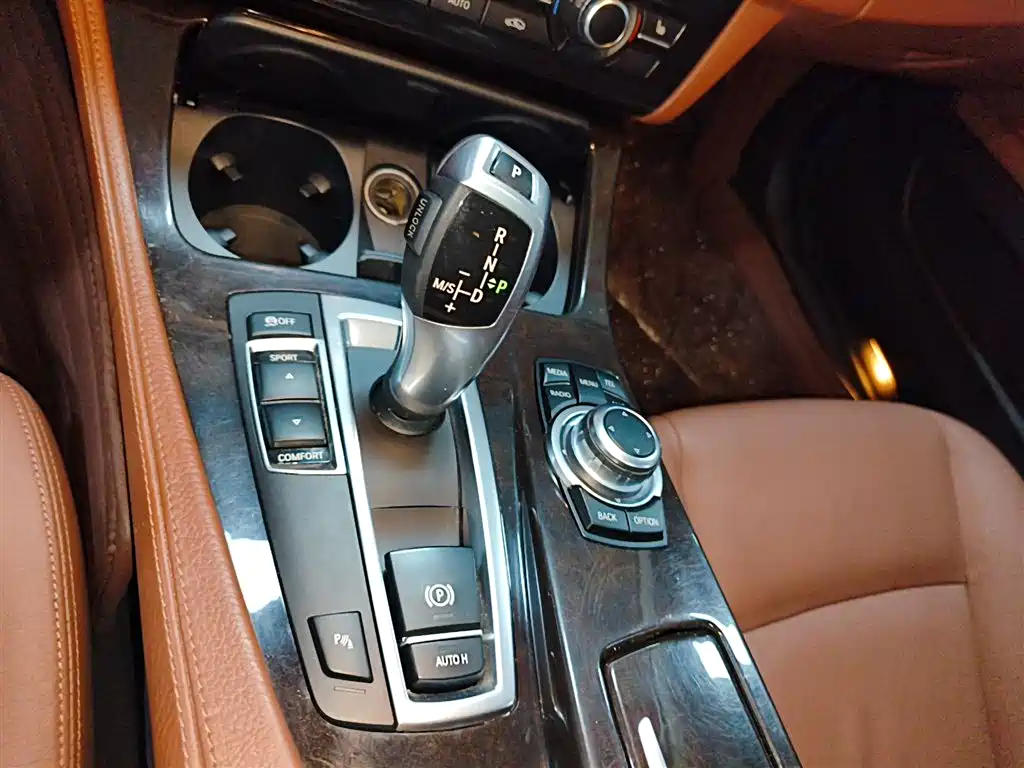 BMW 5 Series 2014 525Li Leading фото 10