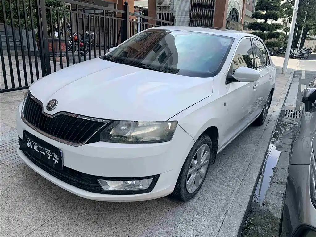 Škoda Rapid 2015 1.6L Manual Smart Selection
