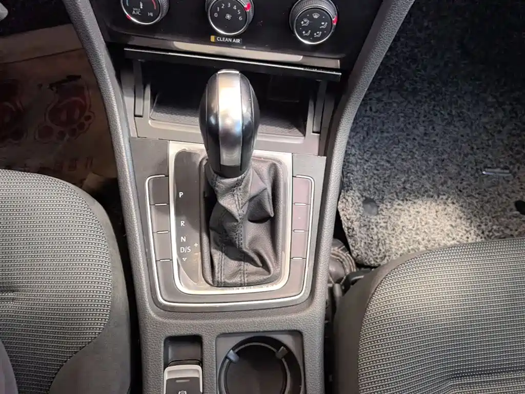 Volkswagen Golf 2018 1.6L Automatic Comfort фото 10