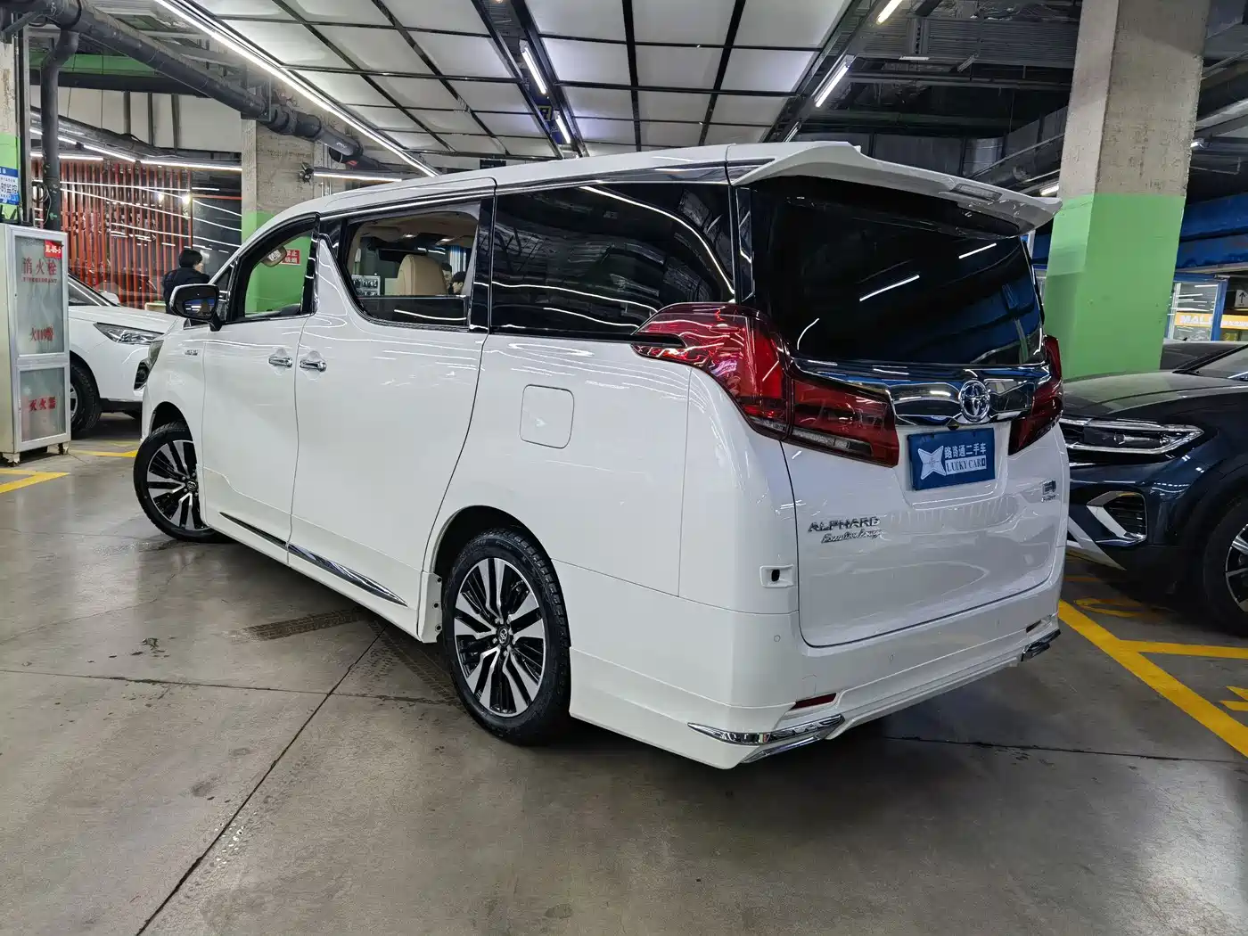 Toyota Alphard 2020 Hybrid 2.5L Premium Edition фото 4