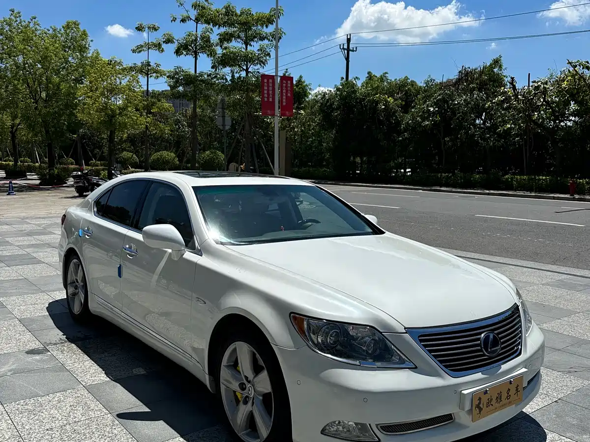 Фото 6 - Lexus LS