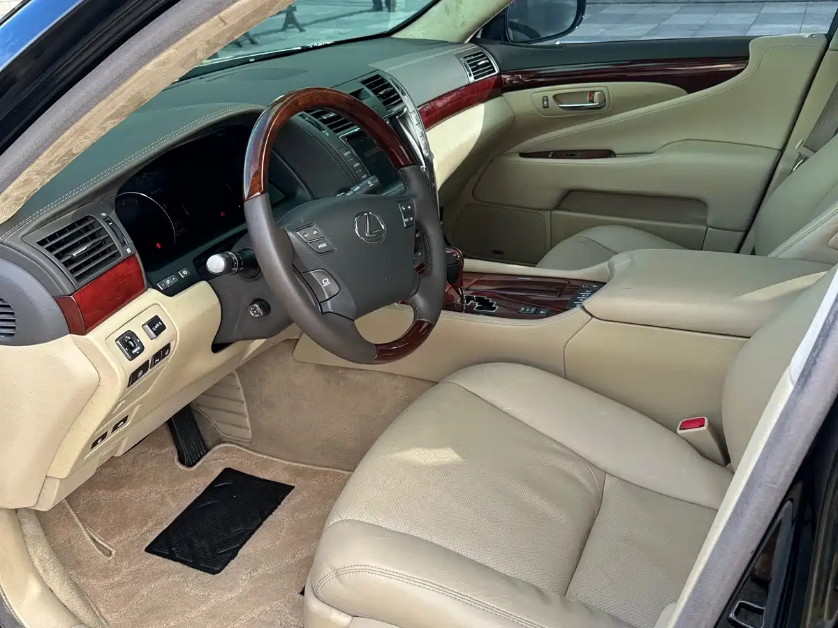 Фото 9 - Lexus LS