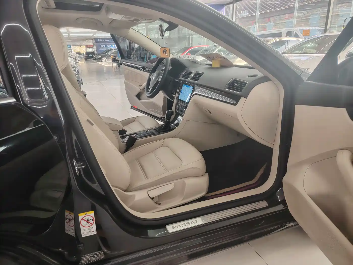 Volkswagen Passat 2014 1.8TSI DSG Luxury Edition фото 12