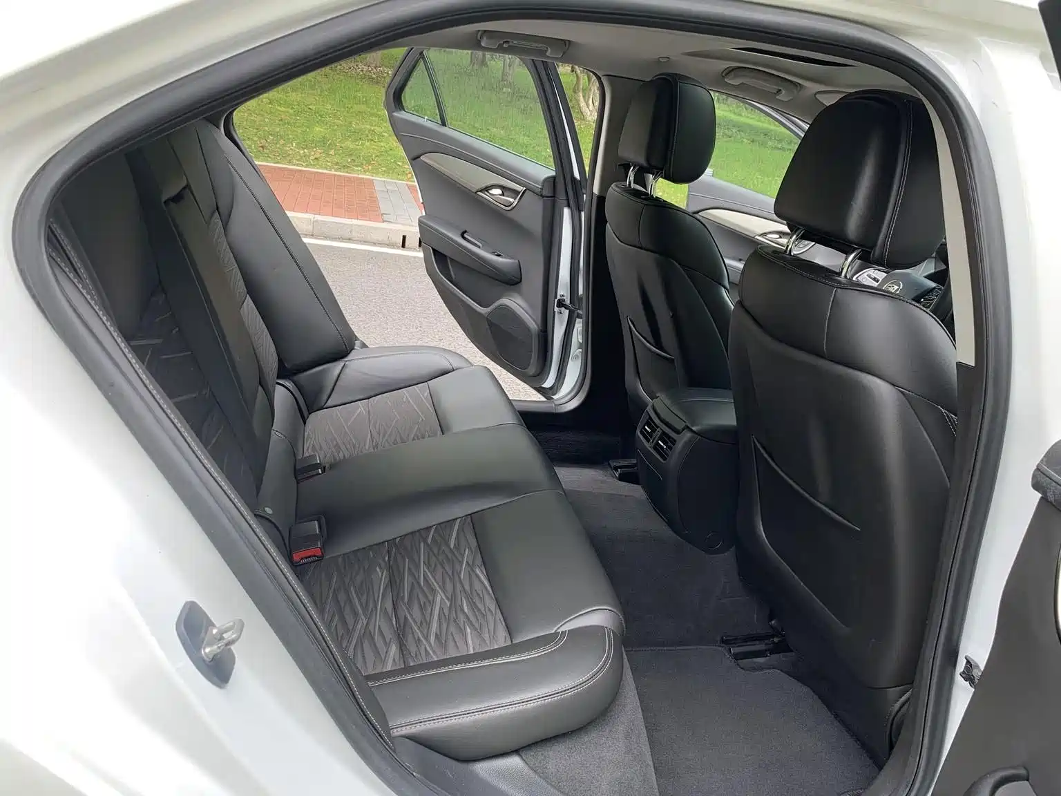 Photo 10 - Cadillac ATS-L