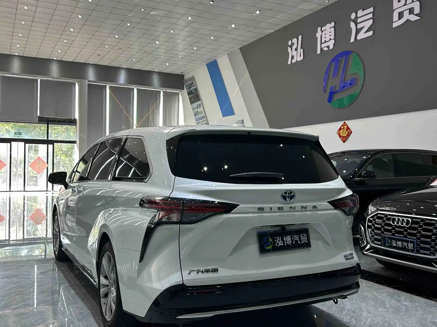 Toyota Sienna 2023 2.5L Hybrid Premium Edition фото 13