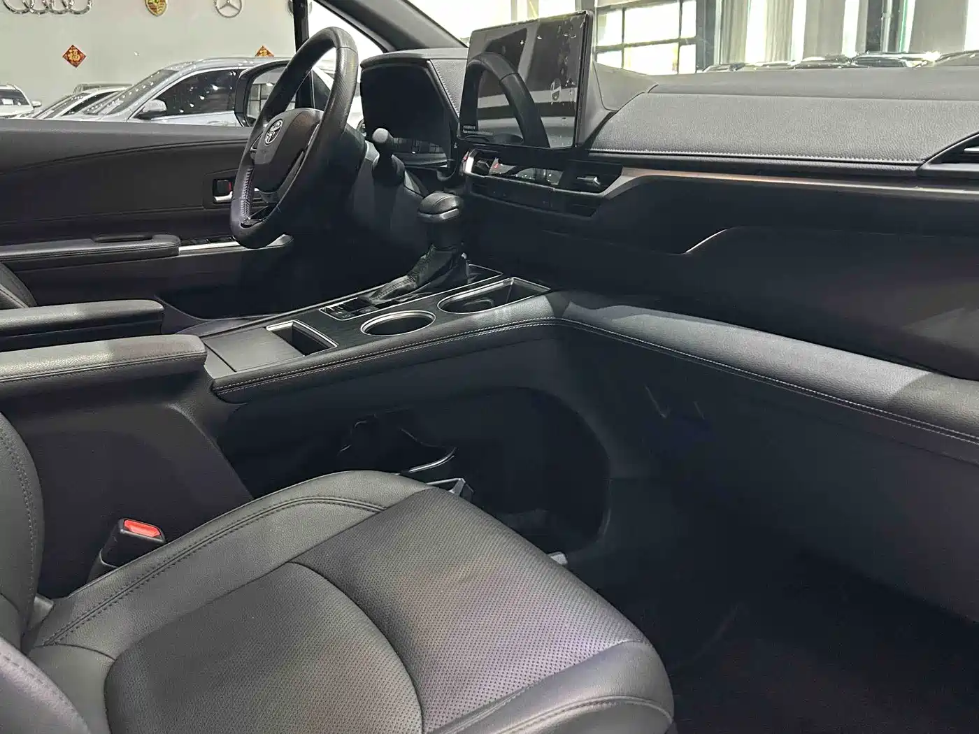 Toyota Sienna 2023 2.5L Hybrid Premium Edition фото 6