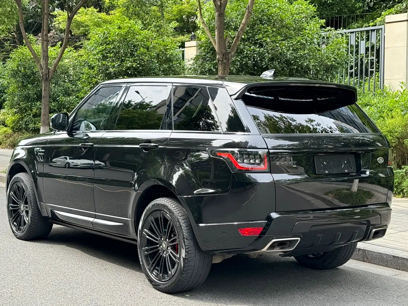 Land Rover Range Rover Sport 2022 3.0 L6 Gloss Black Edition фото 5