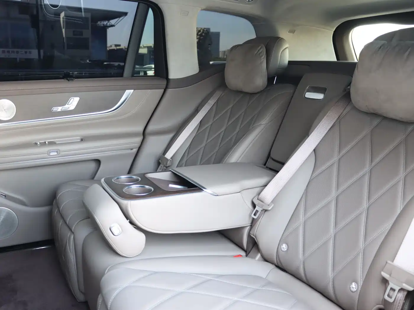 AITO Wenjie AITO M9 2025 Extended Range Ultra 52kWh 5-Seater фото 9