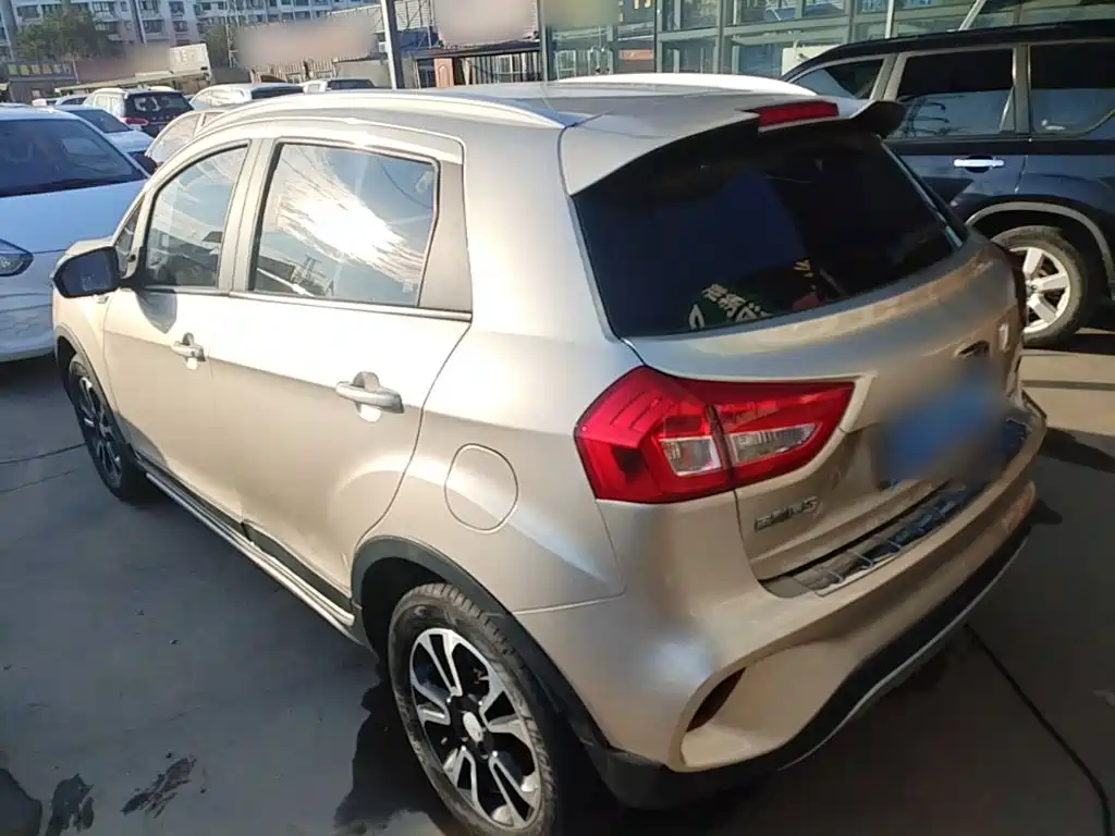 Фото 5 - Geely Vision X3