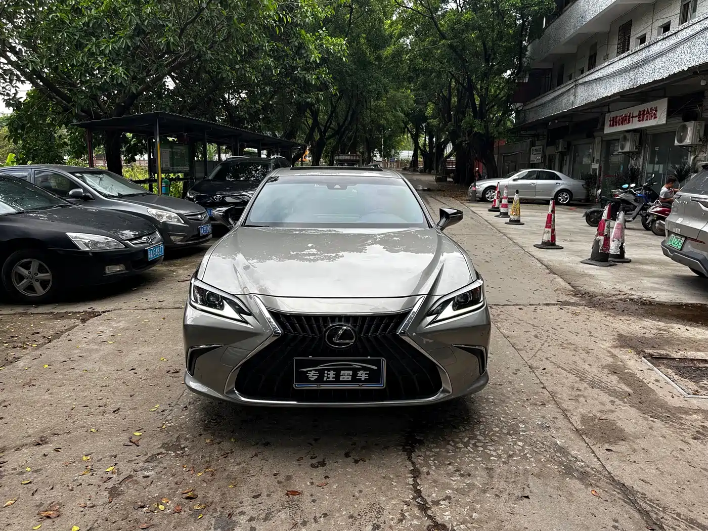 Photo 2 - Lexus ES
