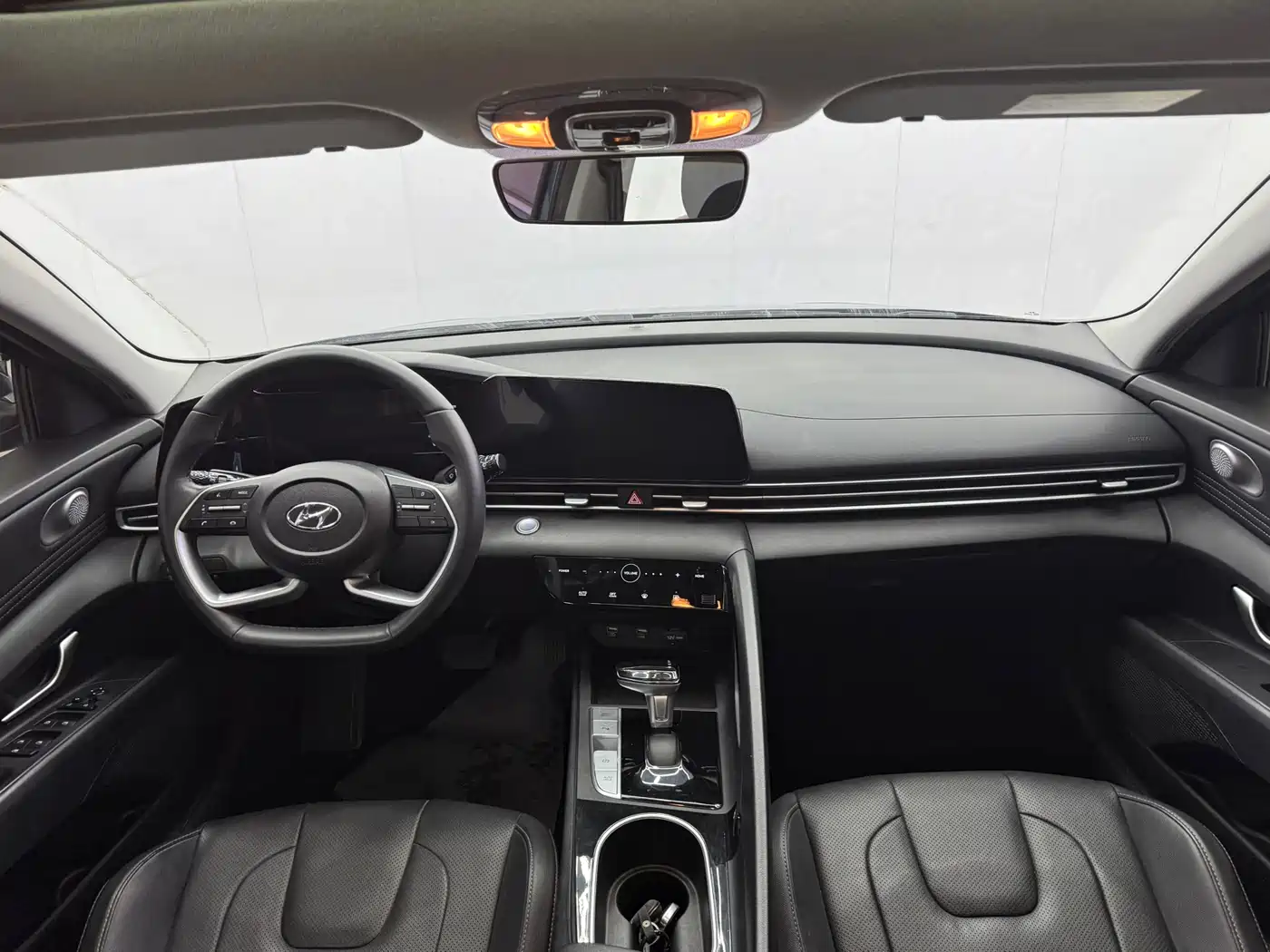 Hyundai Elantra 2022 1.5L CVT LUX Premium Edition фото 6