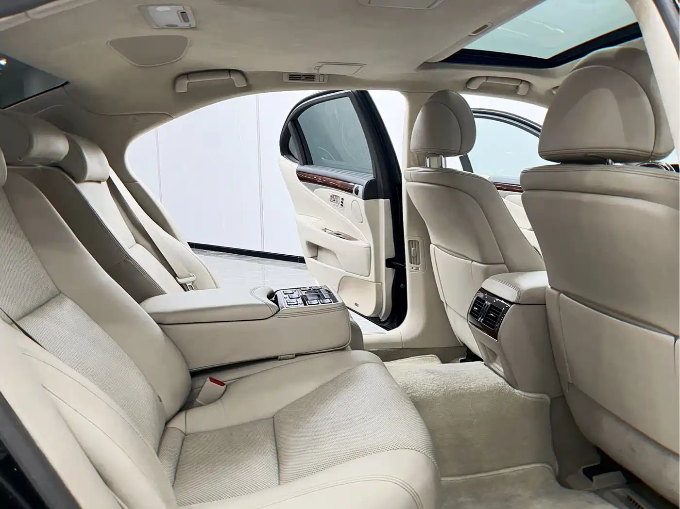 Фото 11 - Lexus LS