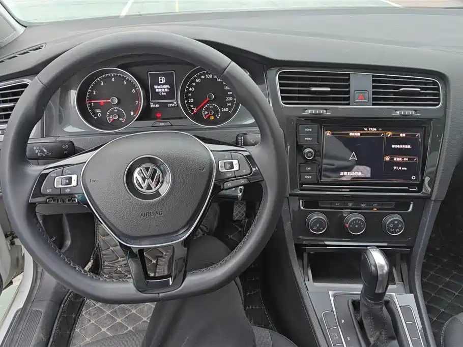 VOLKSWAGEN GOLF