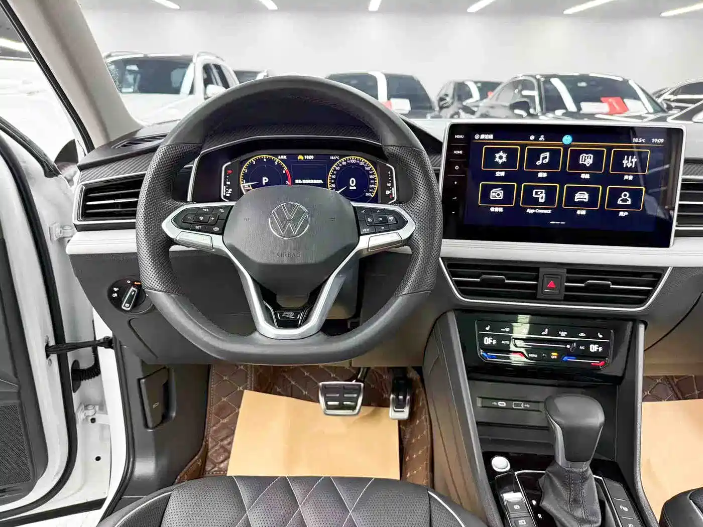Volkswagen Tiguan L 2024 330TSI Automatic 2WD R-Line Premium Enjoyment Edition фото 10