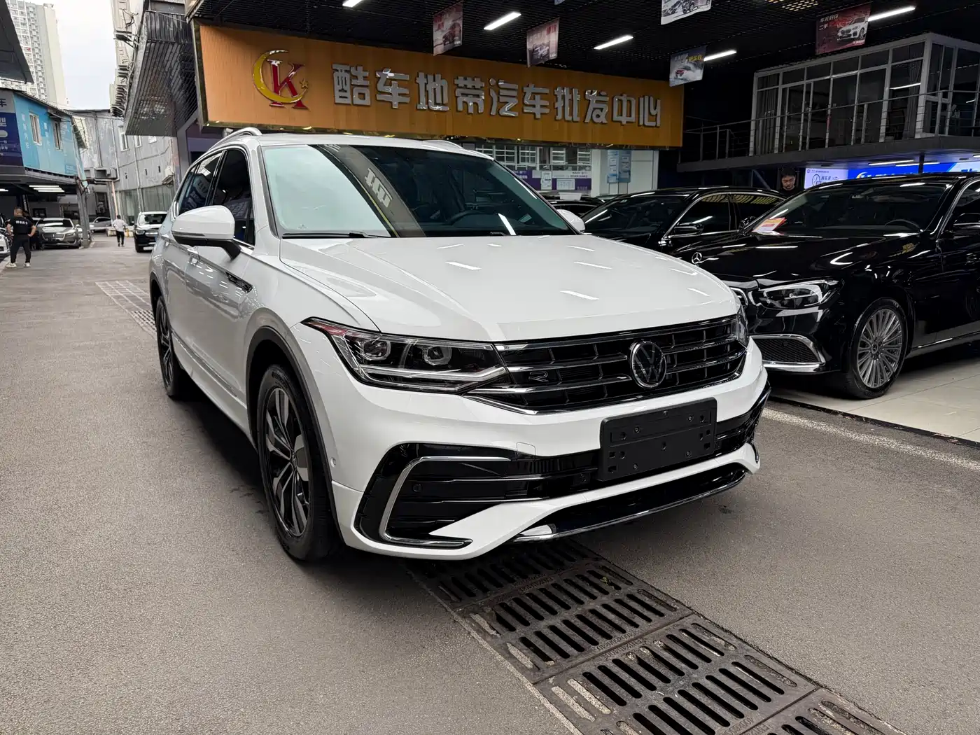 Volkswagen Tiguan L 2024 330TSI Automatic 2WD R-Line Premium Enjoyment Edition фото 3
