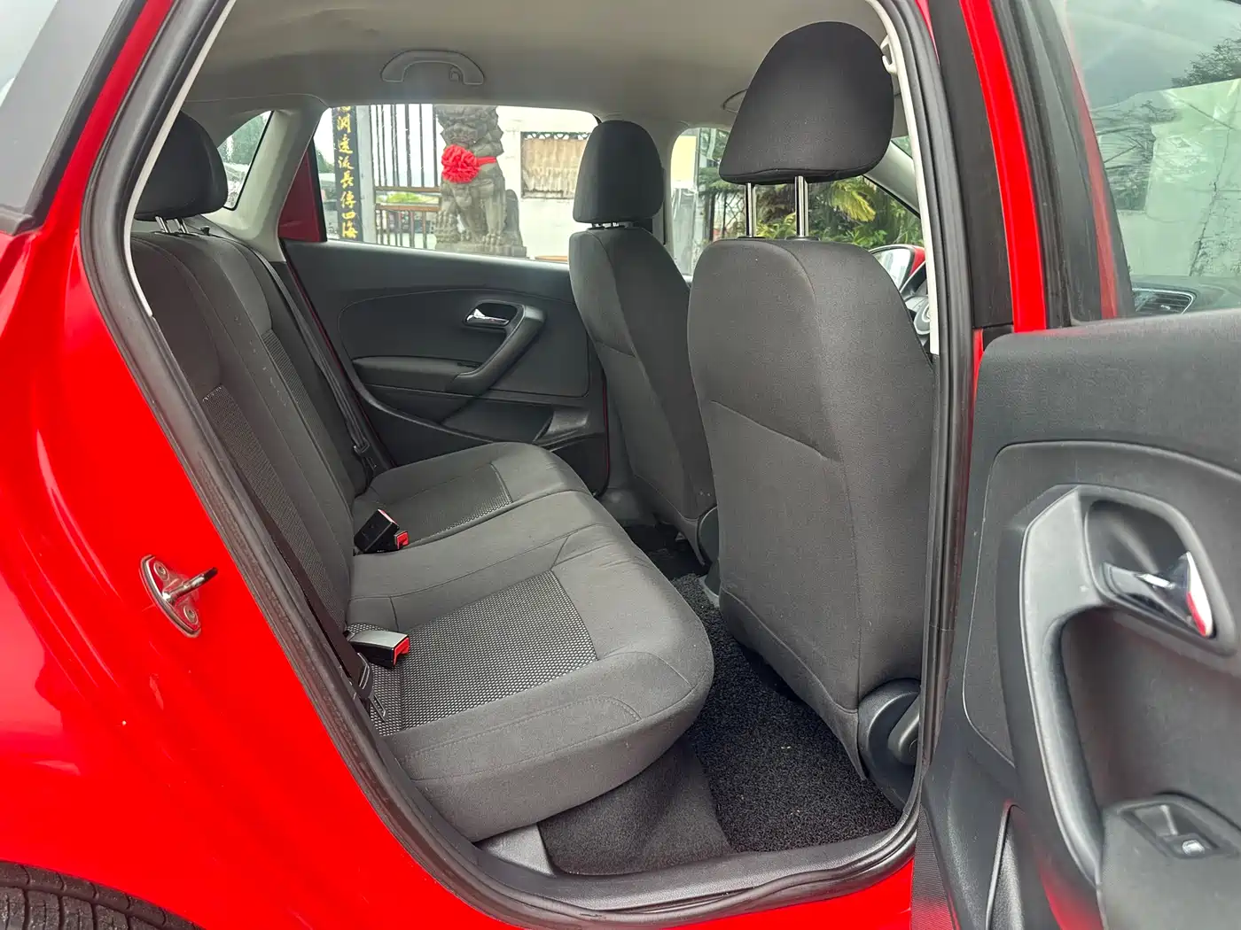 Volkswagen Polo 2011 1.6L Automatic Style Edition фото 9