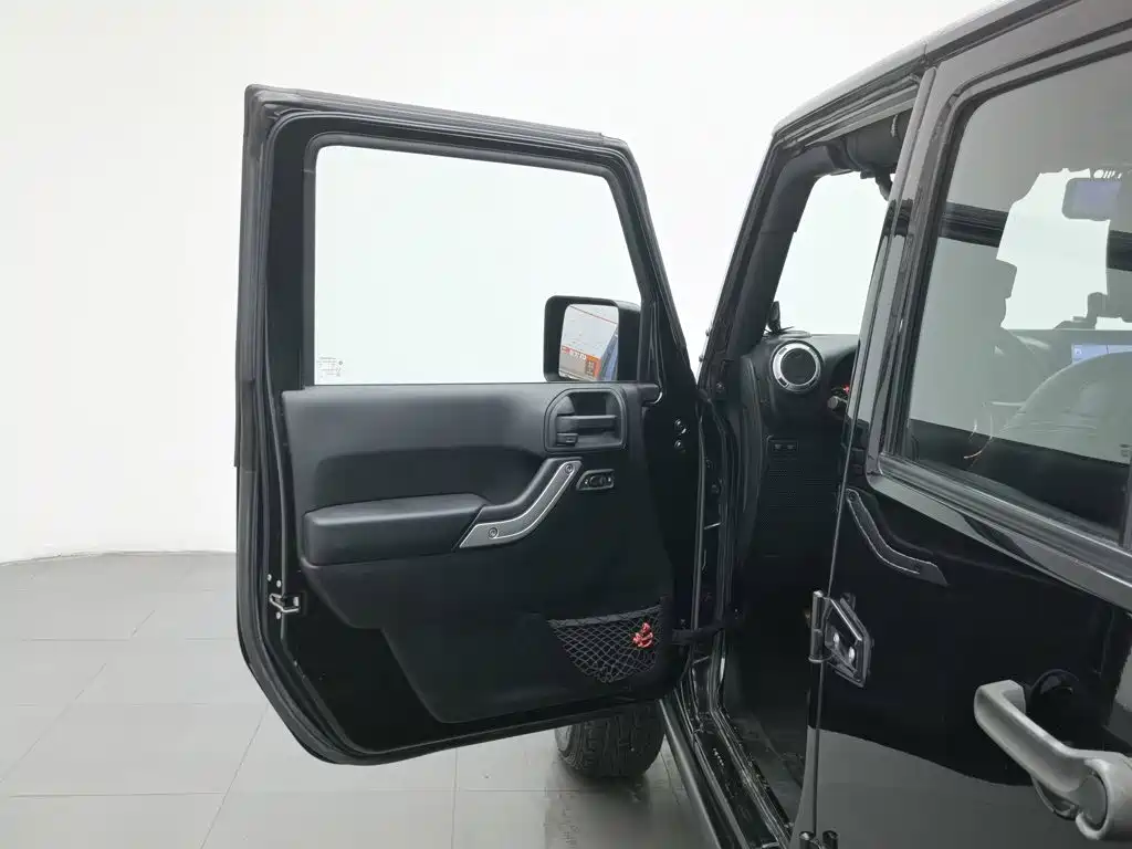 Photo 8 - Jeep Wrangler