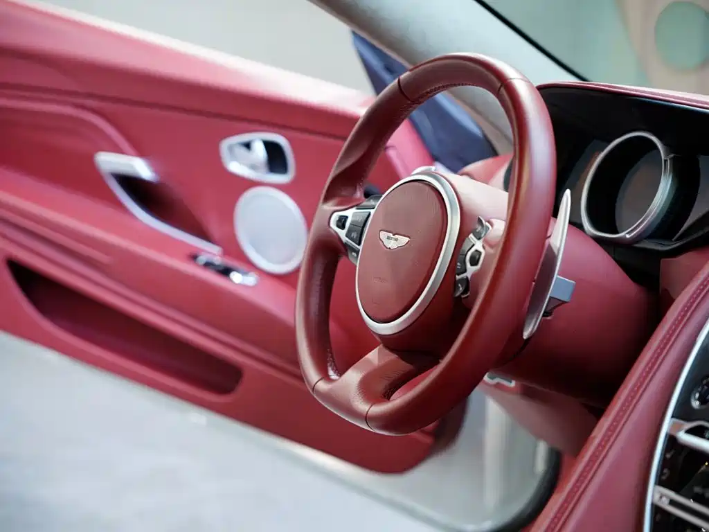 Фото 39 - Aston Martin DB11
