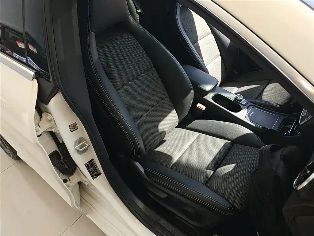 Mercedes-Benz CLA (Import) 2017 Facelift CLA 180 фото 25