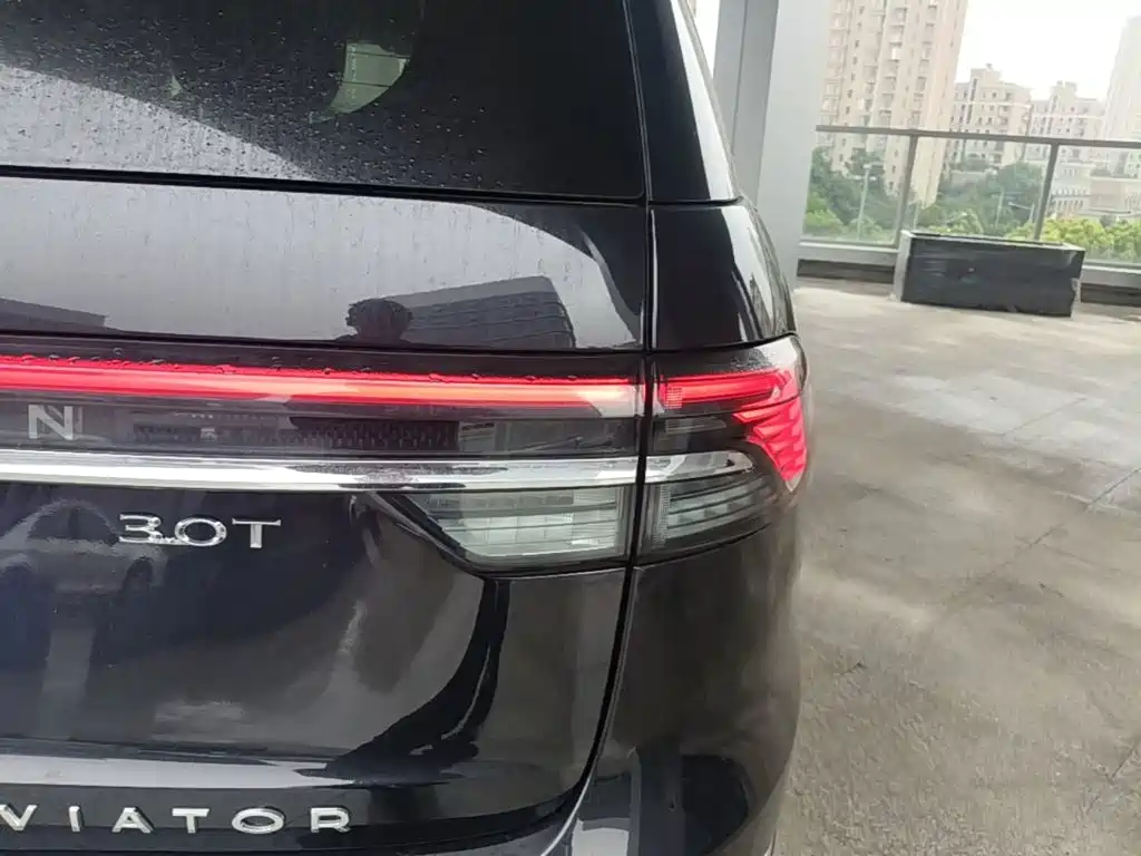Photo 8 - Lincoln Aviator